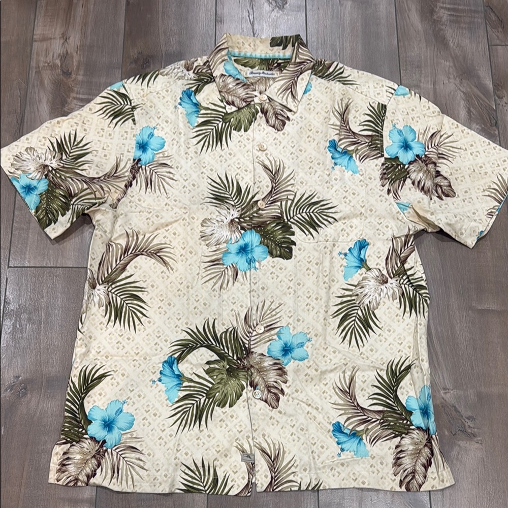 Tommy Bahama Silk Tropical Floral Men's Shirt in size Medium